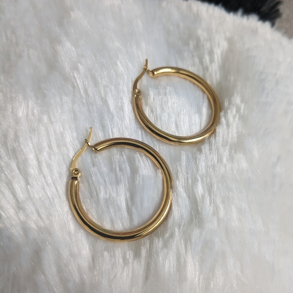NEW Women’s Gold Plated Round Pierced Hoop Earrings 18K / jewelry - Picture 6 of 8
